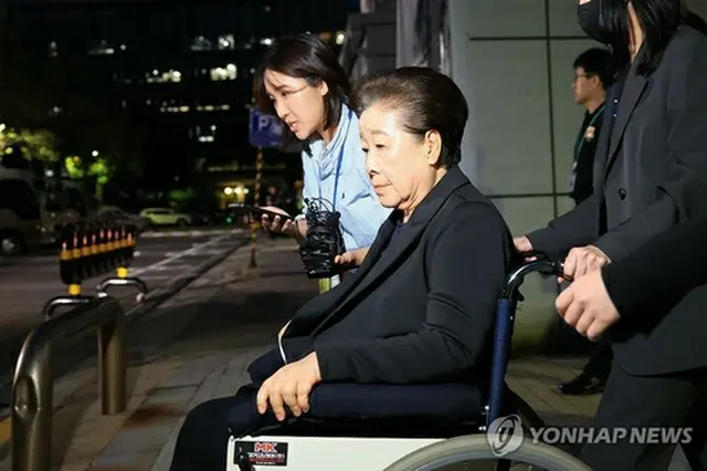 逮捕状審査を終えソウル中央地裁を出る韓氏＝２２日、ソウル（聯合ニュース）