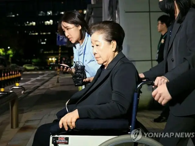 逮捕状審査を終えソウル中央地裁を出る韓氏＝２２日、ソウル（聯合ニュース）
