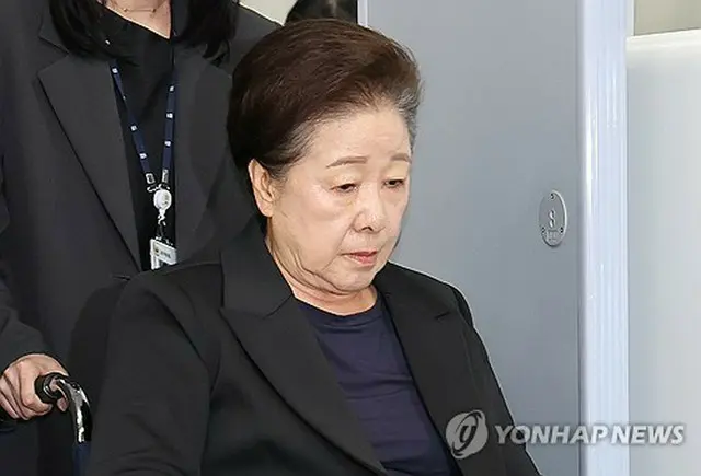 逮捕状審査を終えソウル中央地裁を出る韓氏＝２２日、ソウル（聯合ニュース）