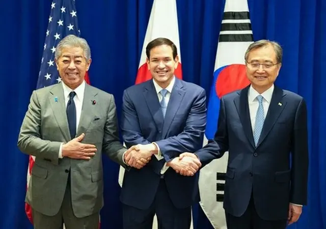 握手を交わす韓国の趙顕外交部長官（右）とルビオ氏（中央）、日本の岩屋毅外相（ルビオ氏のＸより）＝（聯合ニュース）≪転載・転用禁止≫