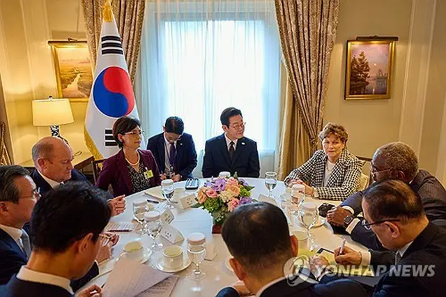 米上下院の外交委員会の議員と面会する李大統領（中央）＝２２日、ニューヨーク（聯合ニュース）