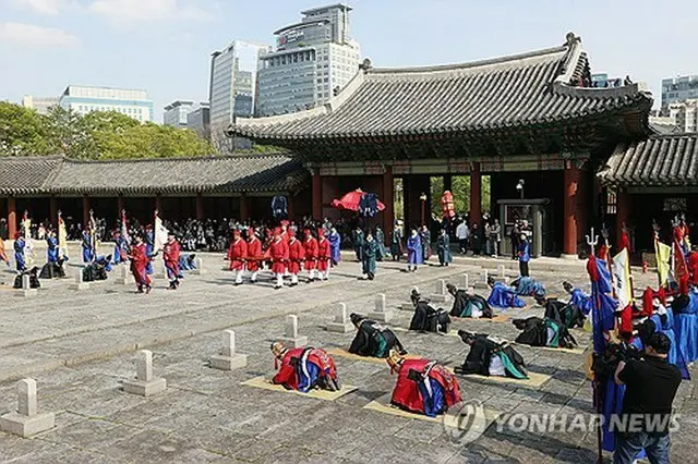 ４月２４日にソウルの慶熙宮で再現された朝鮮通信使の行列＝（聯合ニュース）