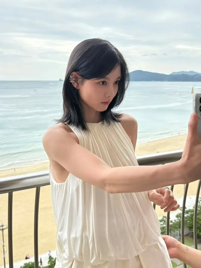 女優キム・ユジョン、釜山国際映画祭のビハインドカットを公開...何をしてもかわいい人形ビジュアル3