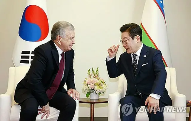 会談する韓国の李在明大統領（右）とウズベキスタンのミルジヨエフ大統領＝２３日、ニューヨーク（聯合ニュース）
