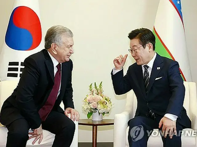 会談する韓国の李在明大統領（右）とウズベキスタンのミルジヨエフ大統領＝２３日、ニューヨーク（聯合ニュース）