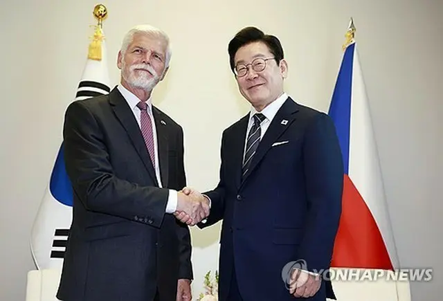 握手を交わす韓国の李在明大統領（右）とチェコのパベル大統領＝２３日、ニューヨーク（聯合ニュース）