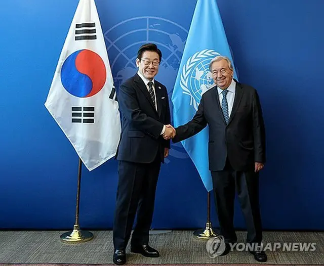 握手を交わす韓国の李在明大統領（左）と国連のグテレス事務総長＝２３日、ニューヨーク（聯合ニュース）
