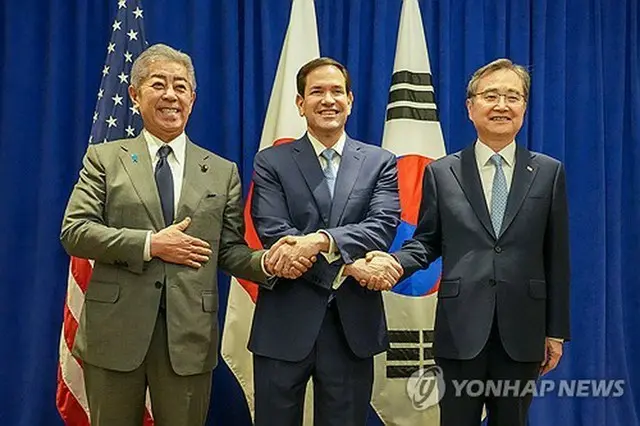 会談で握手を交わす韓国の趙顕（チョ・ヒョン）外交部長官（右）、米国のルビオ国務長官（中央）、日本の岩屋毅外相（外交部提供）＝２２日、ニューヨーク（聯合ニュース）