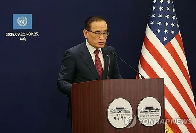 記者会見を行う魏聖洛・国家安保室長＝２３日、ニューヨーク（聯合ニュース）