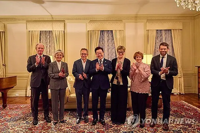 米外交・安保関係者と夕食会を開いた李大統領（中央）＝２３日、ニューヨーク（聯合ニュース）