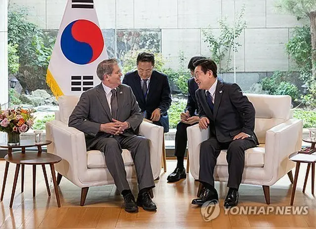 韓国国連代表部で面会した李大統領（右）とベッセント氏（共同取材）＝２４日、ニューヨーク（聯合ニュース）
