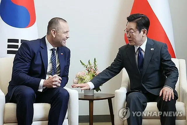 会談する韓国の李大統領（右）とポーランドのナブロツキ大統領＝２４日、ニューヨーク（聯合ニュース）