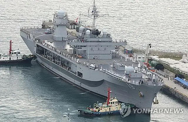 釜山の韓国海軍作戦基地に入港した米海軍第７艦隊の揚陸指揮艦「ブルーリッジ」＝２５日、釜山（聯合ニュース）