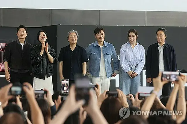 パク・チャヌク監督（左から３人目）と「仕方がない」の俳優陣（資料写真）＝（聯合ニュース）