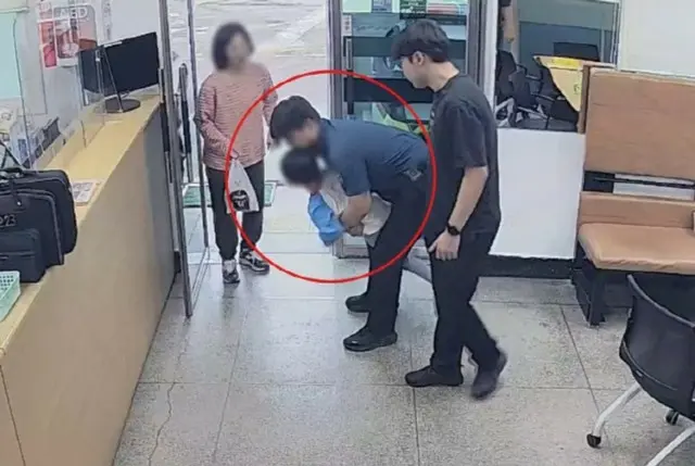 「あめがのどに」…ハイムリッヒ法で5歳の子どもを助けた警察官＝韓国
