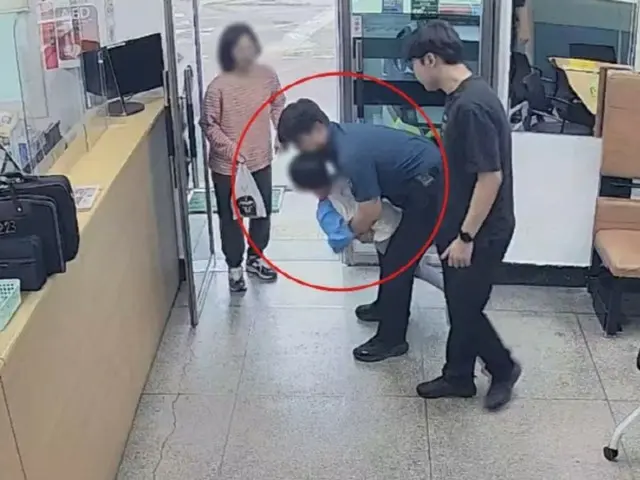 「あめがのどに」…ハイムリッヒ法で5歳の子どもを助けた警察官＝韓国