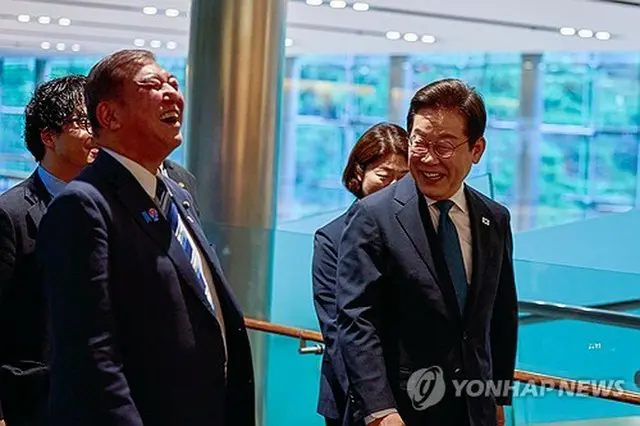 ８月２３日、首相官邸を訪れた韓国の李大統領（右）と日本の石破首相＝（聯合ニュース）