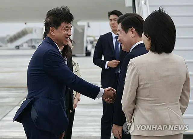 米ニューヨークをたつ前に車智勲（チャ・ジフン）国連大使（左）と握手を交わす李大統領＝２５日、ニューヨーク（聯合ニュース）