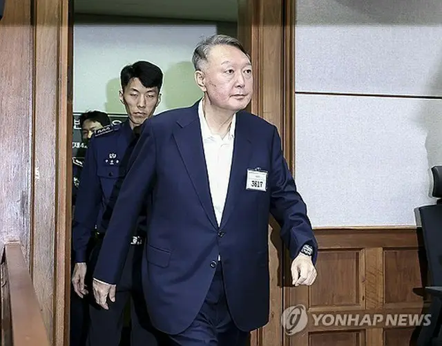 法廷に入る尹被告（写真共同取材団）＝２６日、ソウル（聯合ニュース）