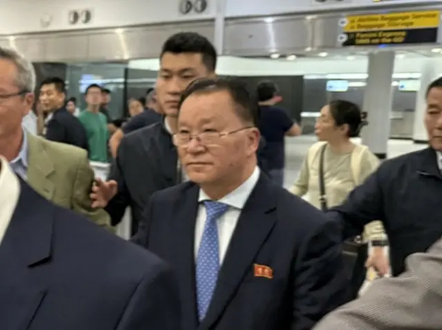 ジョン・Ｆ・ケネディ国際空港に到着したキム氏＝２５日、ニューヨーク（聯合ニュース）