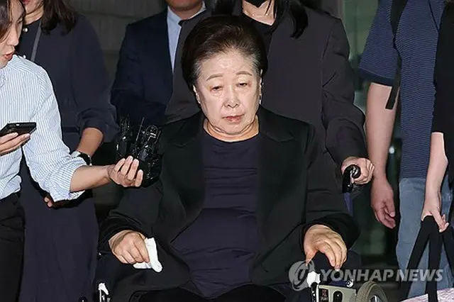 ９月２２日、逮捕状審査を終えソウル中央地裁を出る韓氏（共同取材）＝（聯合ニュース）