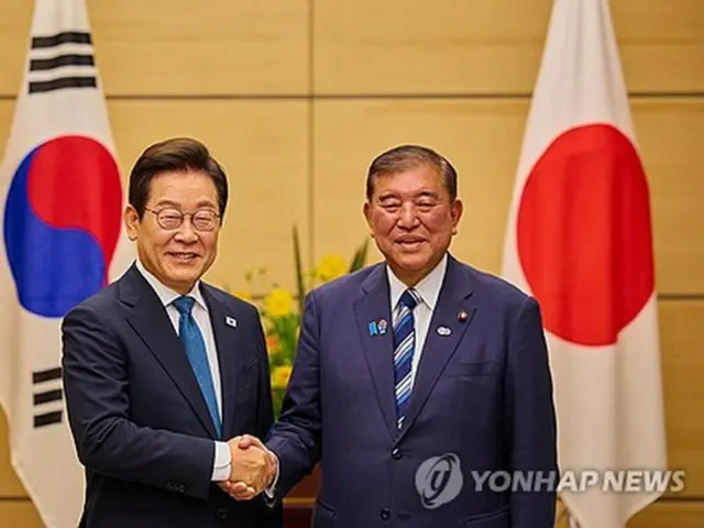 ８月２３日に東京で首脳会談を行った李大統領（左）と石破首相＝（聯合ニュース）