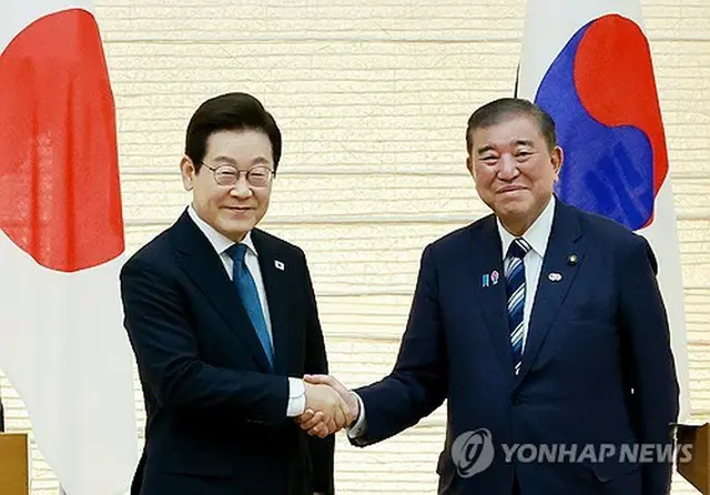 ８月２３日に東京で首脳会談を行った李大統領（左）と石破首相＝（聯合ニュース）