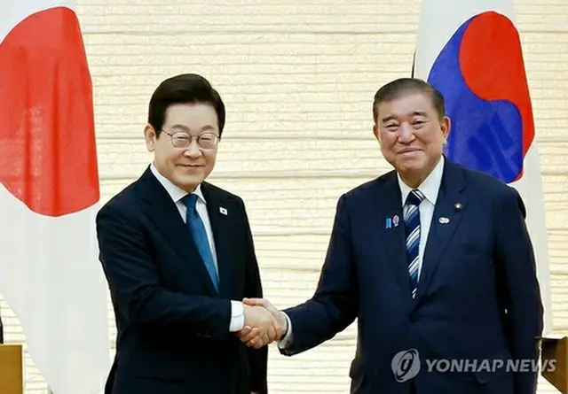 ８月２３日に東京で首脳会談を行った李大統領（左）と石破首相＝（聯合ニュース）