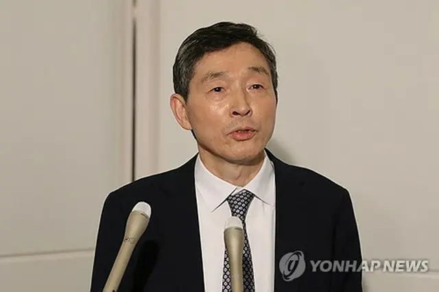 羽田空港で取材に応じる李赫氏＝２６日、東京（聯合ニュース）
