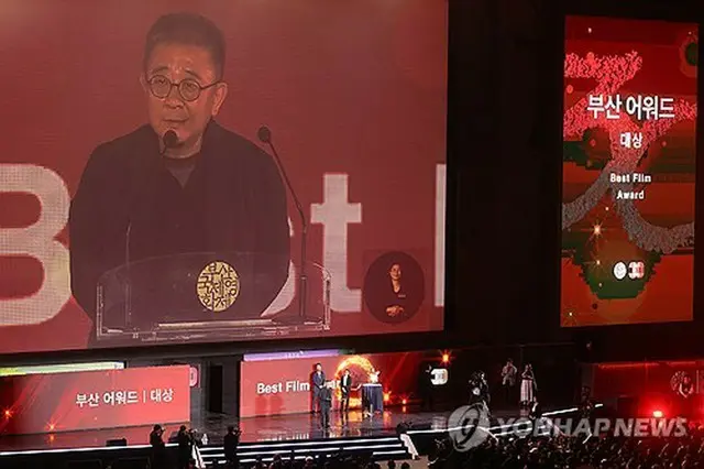 閉会式で大賞受賞の喜びを語るチャン・リュル監督＝２６日、釜山（聯合ニュース）