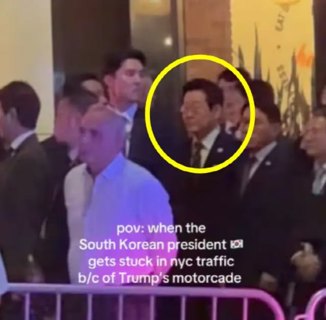 李大統領が警護員と随行員とともにニューヨークの道路で足止めされている姿を捉えたSNSの映像