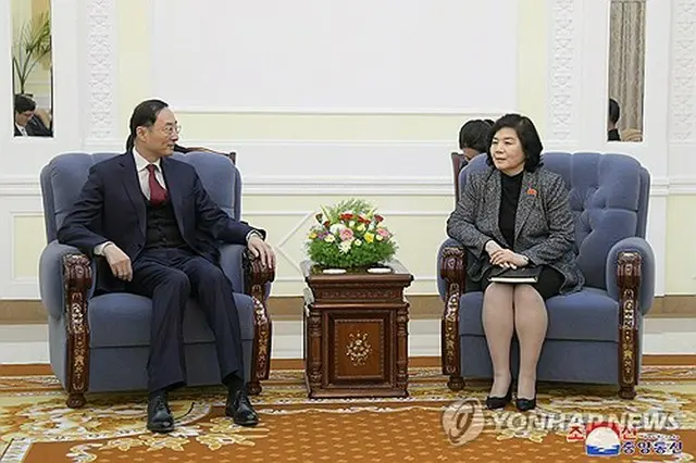 北朝鮮の崔善姫外相（右、資料写真）＝（朝鮮中央通信＝聯合ニュース）≪転載・転用禁止≫