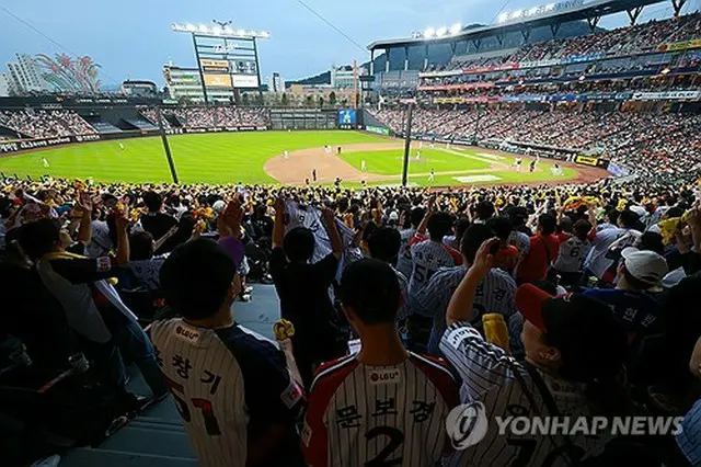 韓国中部・大田のハンファ生命ボールパークで開かれたプロ野球のＬＧ対ハンファの試合。スタンドは大勢の観客で埋め尽くされた＝２７日、大田（聯合ニュース）