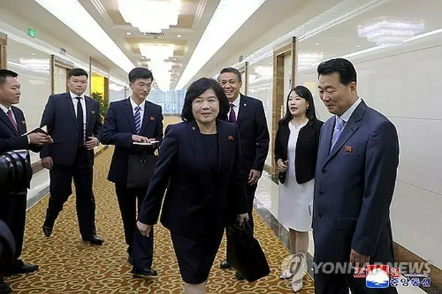中国を訪問するため、平壌を出発する北朝鮮の崔外相（手前左）＝（朝鮮中央通信＝聯合ニュース）≪転載・転用禁止≫