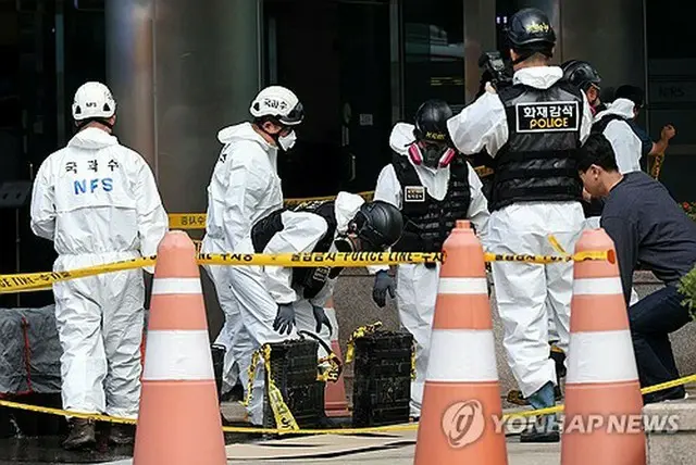 火災で燃えたバッテリーの状態を確認する警察関係者ら＝２９日、大田（聯合ニュース）