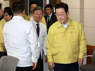 医療スタッフのもとを訪れた李在明大統領「3年間の医療大乱、大変な苦労をされた」＝韓国