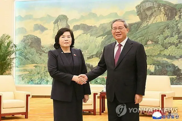 ２９日、北京で会談した北朝鮮の崔善姫外相（左）と中国の李強首相＝（朝鮮中央通信＝聯合ニュース）≪転載・転用禁止≫