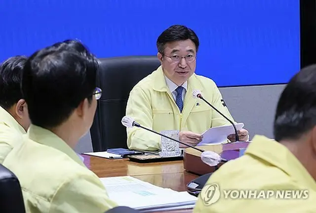 中央災難安全対策本部の会議で発言する尹昊重（ユン・ホジュン）行政安全部長官＝３０日、ソウル（聯合ニュース）