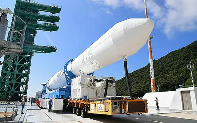 １６日、羅老宇宙センターで発射台に運ばれる「ヌリ」（韓国航空宇宙研究院提供）＝（聯合ニュース）≪転載・転用禁止≫