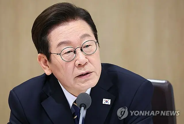 閣議で発言する李大統領＝３０日、ソウル（聯合ニュース）