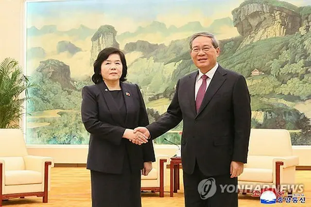２９日、北京で会談した北朝鮮の崔善姫外相（左）と中国の李強首相＝（朝鮮中央通信＝聯合ニュース）≪転載・転用禁止≫