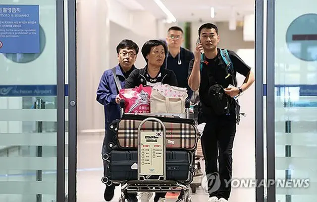 中国人団体観光客のビザ（査証）免除が始まった２９日、仁川国際空港に到着した外国人観光客（共同取材）＝（聯合ニュース）