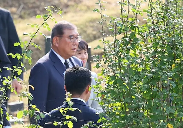 李秀賢さんの墓地を訪れた石破首相＝３０日、釜山（聯合ニュース）