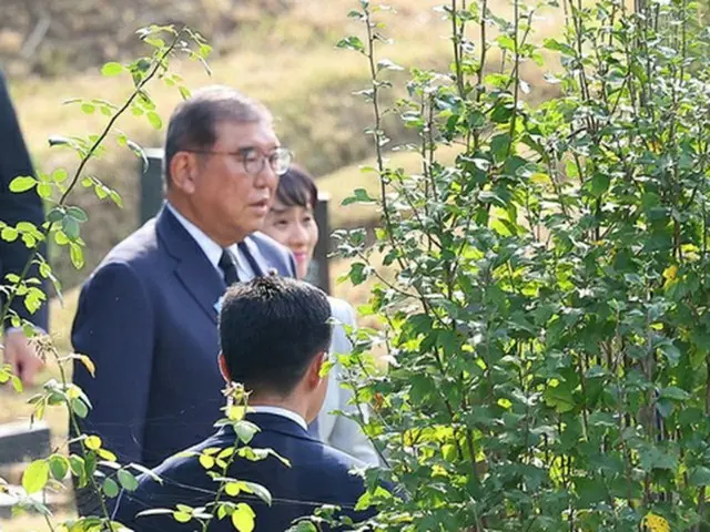 李秀賢さんの墓地を訪れた石破首相＝３０日、釜山（聯合ニュース）