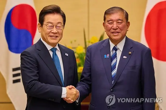 ８月２３日、東京で会談した韓国の李大統領（左）と日本の石破首相＝（聯合ニュース）