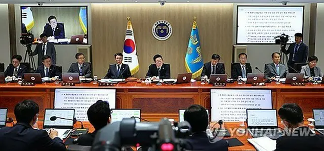 大統領室で開かれた閣議＝３０日、ソウル（聯合ニュース）
