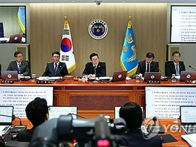 大統領室で開かれた閣議＝３０日、ソウル（聯合ニュース）