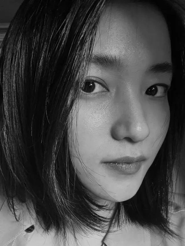 女優キム・テリ、モノクロを破り出てくる美しさ...古典映画の1シーンのよう