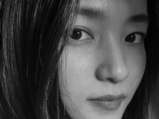 女優キム・テリ、モノクロを破り出てくる美しさ...古典映画の1シーンのよう