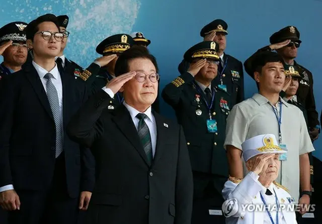 「国軍の日」記念式典で敬礼する李在明（イ・ジェミョン）大統領＝１日、鶏竜（聯合ニュース）
